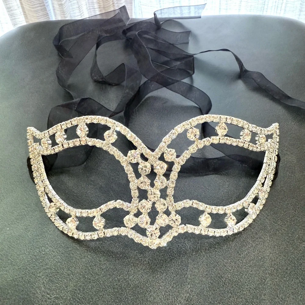 Elegant Crystal Masquerade Mask
